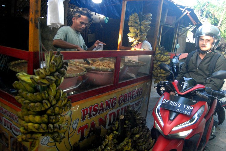 Pembeli pisang goreng tanduk crispy di Medan sedang menunggu pesanan