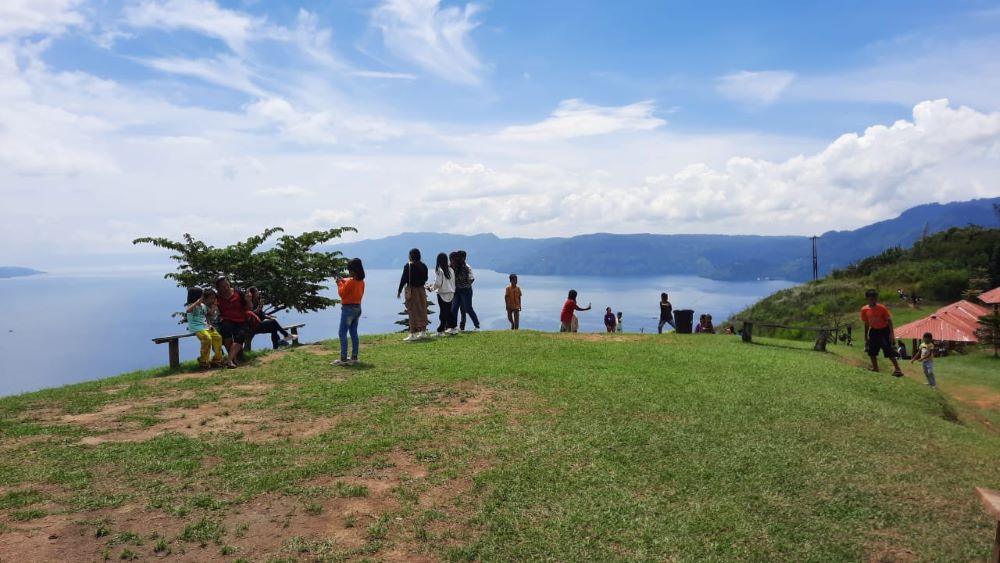 Pengunjung menikmati panorama di Bukit Senyum