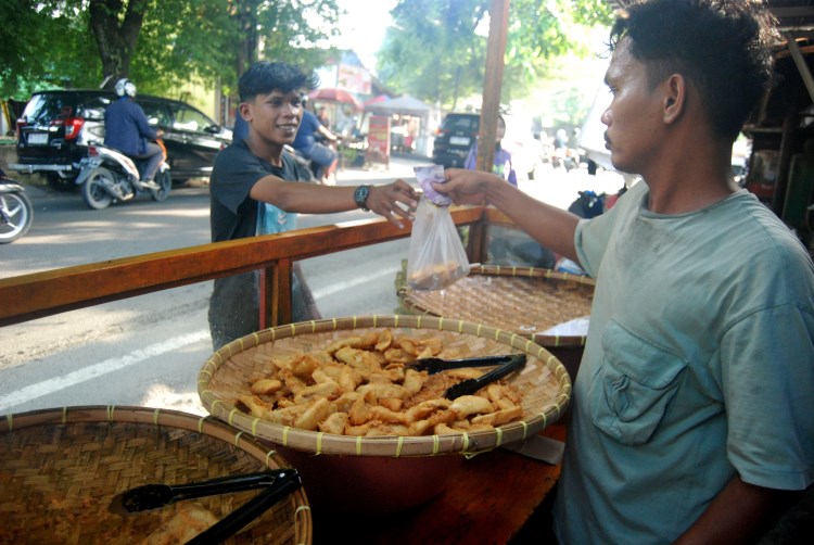 Penjual pisang goreng tanduk crispy sedang melayani pembeli di Medan