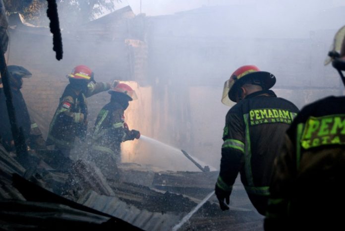 Petugas pemadam kebakaran Kota Medan berjibaku memadamkan api di lokasi kebakaran Jalan Brigjen Katamso