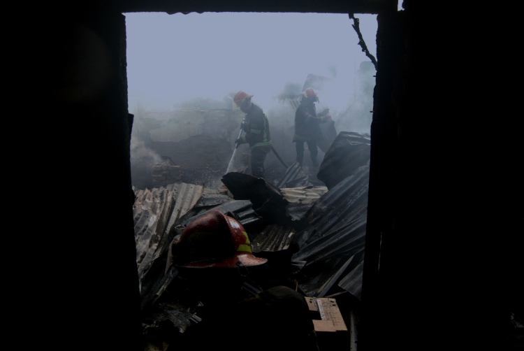 Petugas pemadam kebakaran Kota Medan melakukan pendinginan di lokasi kebakaran Brigjen Katamso