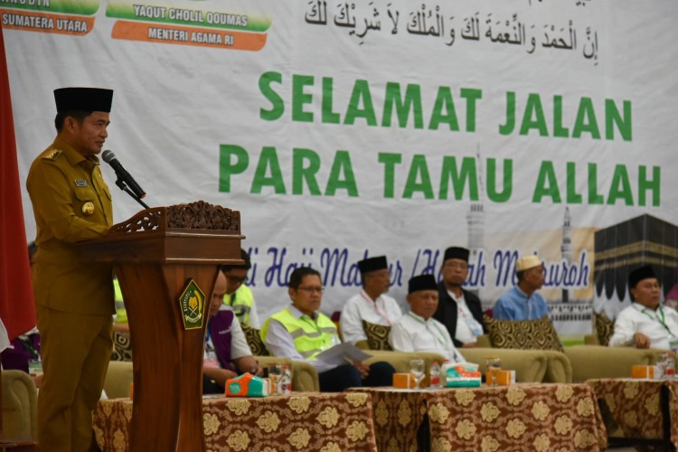 Pj Gubsu Sumut memberikan sambutan saat pelepasan pemberangkatan jamaah calon haji di Medan