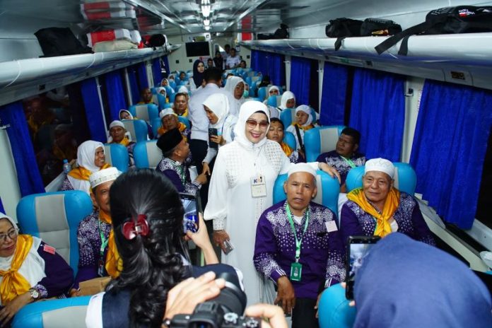 Plt Bupati Labuhanbatu Hj Ellya Rosa Siregar menyapa calon jama'ah haji di dalam gerbong kereta api