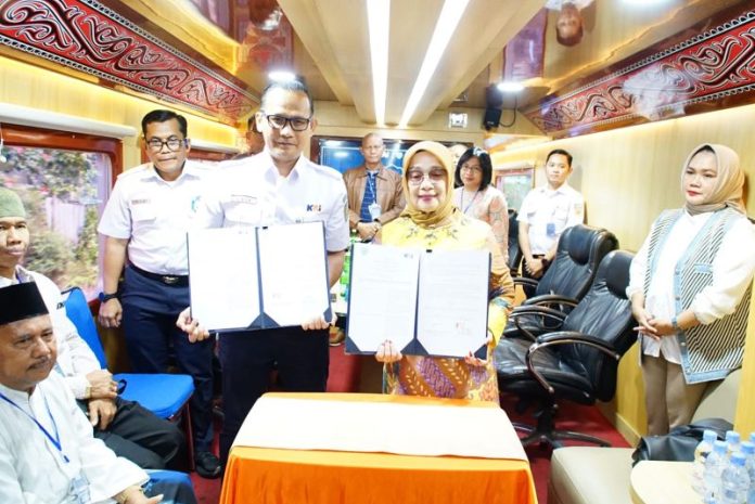 Plt. Bupati Labuhanbatu Hj Ellya Rosa Siregar dan Kepala Divisi Regional KAI Provinsi Sumatera MHD. Ari Fatur Rohman menandatangani perjanjian kerjasama