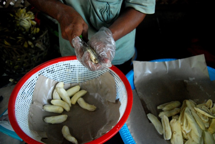 Proses pembuatan pisang goreng tanduk crispy di Medan
