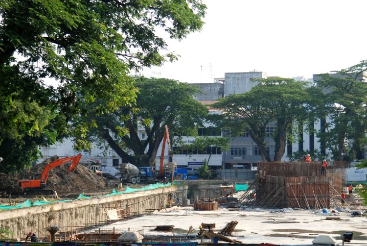 Sejumlah alat berat sedang mengebut pengerjaan proyek revitalisasi lapangan merdeka Medan