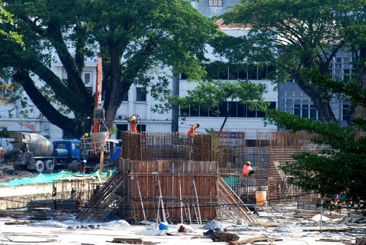 Sejumlah pekerja konstruksi bangunan sedang mengebut pengerjaan proyek revitalisasi lapangan merdeka Medan