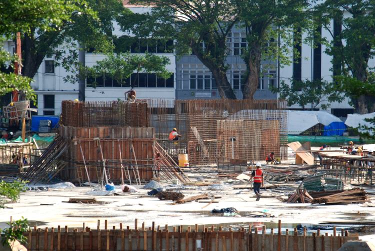 Sejumlah pekerja konstruksi bangunan sedang mengerjakan proyek revitalisasi lapangan merdeka Medan