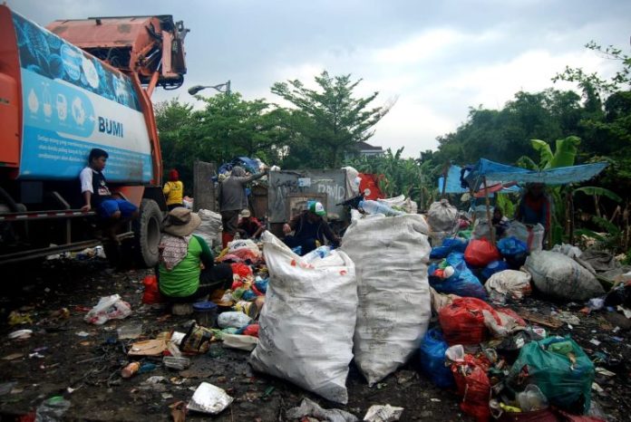 Sejumlah pemulung memilah sampah di Medan
