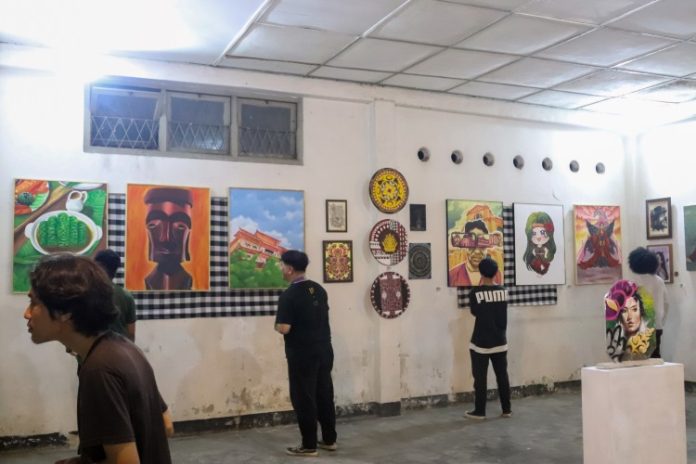 Sejumlah pengunjung menikmati karya-karya lukisan yang ada di Urban Culture Exhibition dan Angsa Neduh di bekas RSU Tembakau Deli Jalan Putri Hijau Kota Medan
