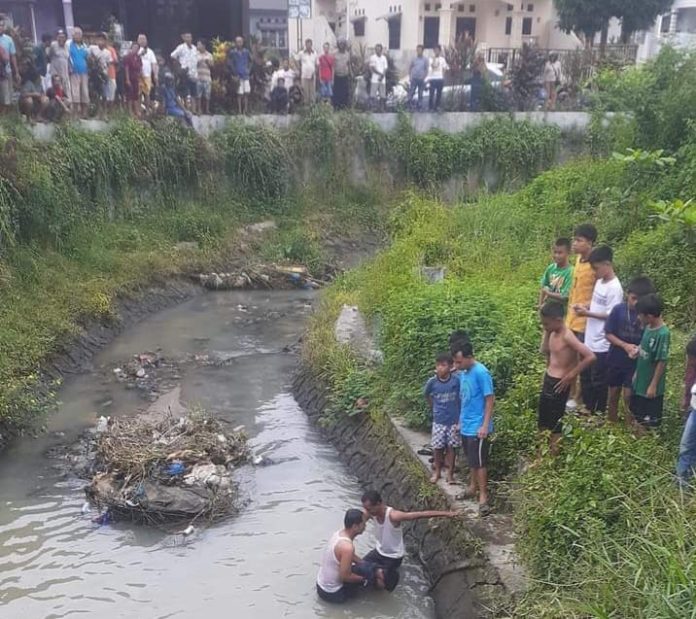 Proses evakuasi jenazah yang ditemukan di Sungai Bah Kora, Siantar