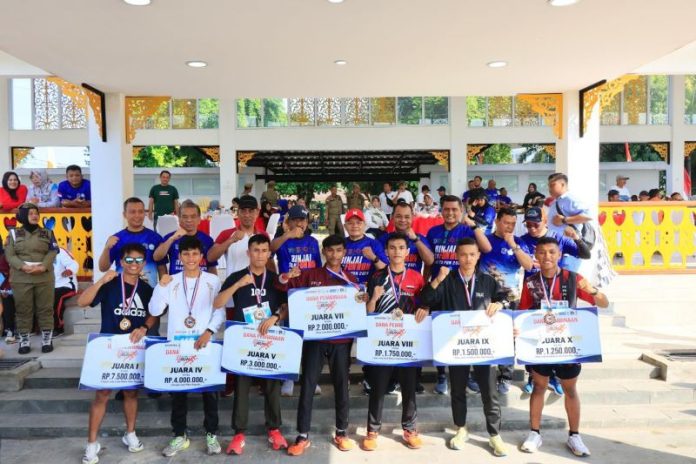 Walikota Binjai bersama para juara Fun Run 10kWalikota Binjai bersama para juara Fun Run 10k