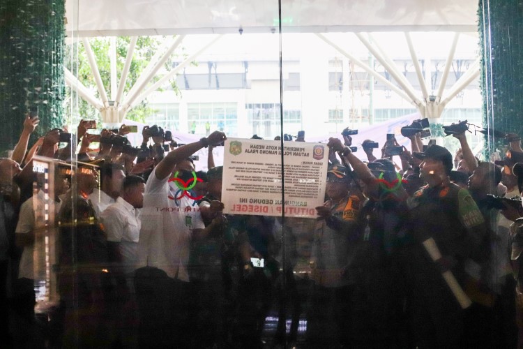 Walikota Medan Bobby Nasution menempelkan spanduk penyegelan Mall Centre Point
