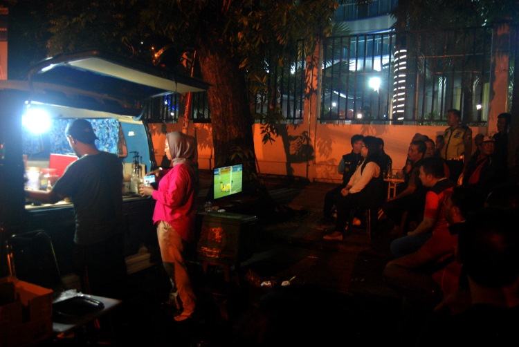 Warga Kota Medan nonton bareng laga Indonesia melawan Irak di pinggir jalan