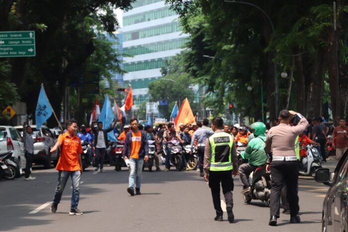 Sejumlah organisasi dan Partai Buruh mendatangi Kantor DPRD Sumut (F: Raja/mistar)