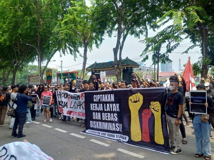 Ratusan orang melakukan aksi di depan Kantor DPRD Sumut. (f:deddy/mistar)