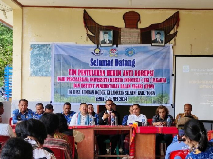 Bupati Toba, Poltak Sitorus saat sampaikan arahan pada Warga Lumban Dolok, Kecamatan Silaen. (f:hotman/mistar)