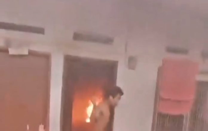Video viral seorang pria bakar rumah sendiri (f:ist/mistar)