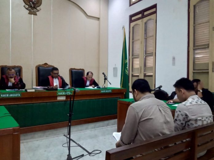 Azlansyah Hasibuan (kanan) dan Fachmy Wahyudi Harahap (kiri) saat menjalani sidang di Pengadilan Tipikor Medan. (f:deddy/mistar)