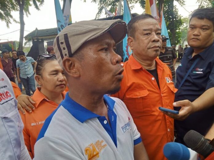 Pimpinan Aksi Partai Buruh Sumut, Tony Rickson Silalahi, saat jumpa pers di depan Kantor DPRD Sumut. (f:deddy/mistar)
