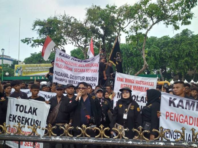Ratusan massa yang tergabung dalam DPD LSM Penjara Sumut saat mendemo PN Medan. (f:deddy/mistar)