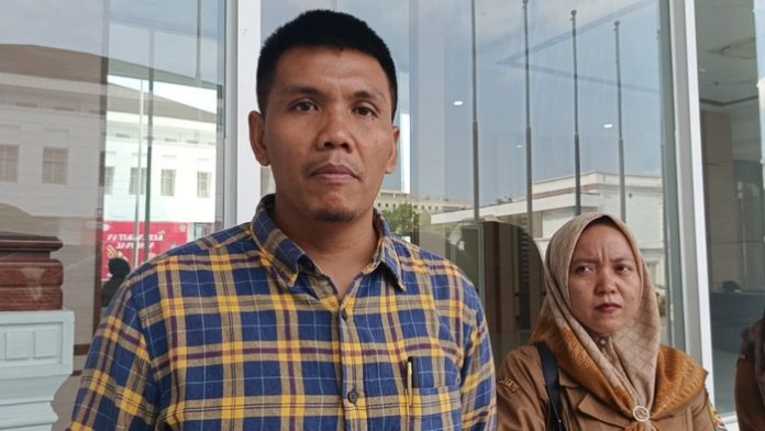 Direktur LBH Medan, Irvan Saputra (kanan) mendampingi Guru Honorer, Anggie (kiri) yang diduga dipecat karena menyuarakan kasus P3K di Langkat. (f:iqbal/mistar)