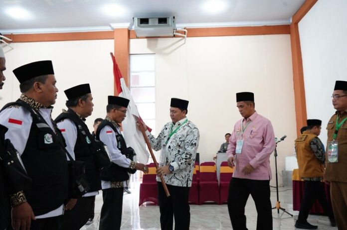 Kakanwil Kemenag Sumut H. Ahmad Qosbi, S.Ag melepas keberangkatan jemaah kloter 2 asal Kota Medan yang akan bertolak ke Tanah Suci. (f:ist/mistar)
