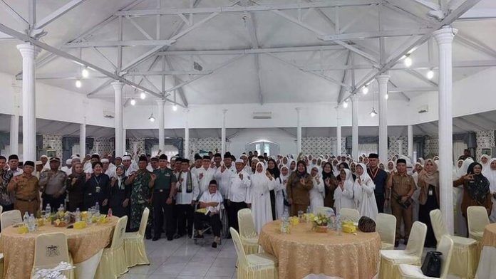 Wali Kota Tanjungbalai, H. Waris Tholib, melepas 178 calon jemaah haji (CJH) dalam acara tepung tawar di pendopo rumah dinas Wali Kota (f:ist/mistar)