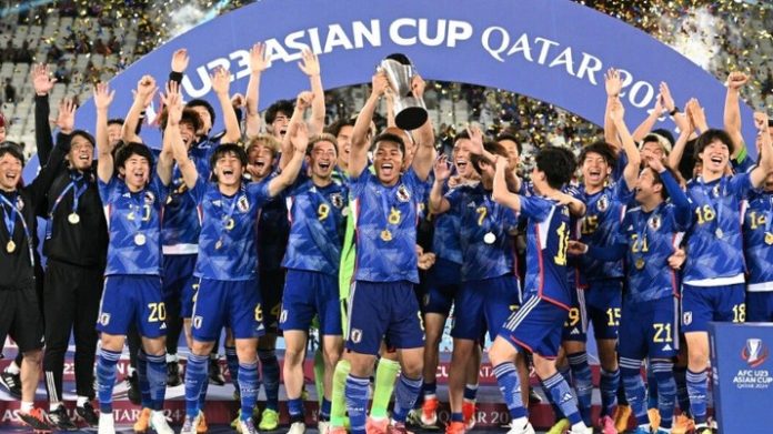 Timnas Jepang pegang piala atas juara Piala Asia U-23 (f:ist/mistar)
