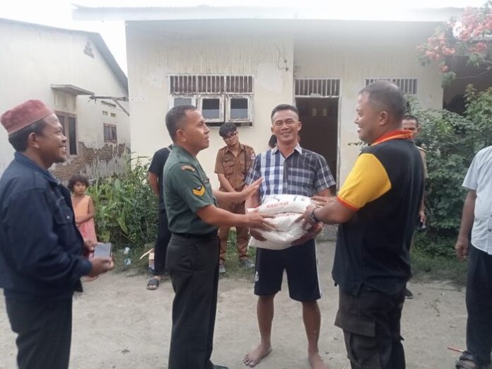 Bantuan beras yang diberitakan anggota Koramil Batang Kuis kepada korban kebakaran.(f:ist/mistar)