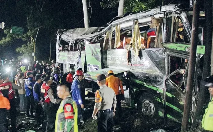 Bus rombongan pelajar terbalik menetewas 11 orang (f:radar bandung/mistar)