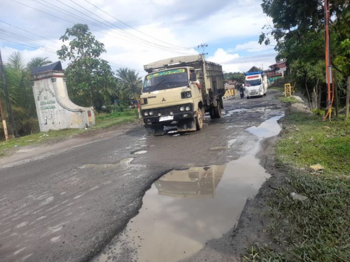 Kondisi jalan lintas Siantar-Tanah Jawa rusak parah