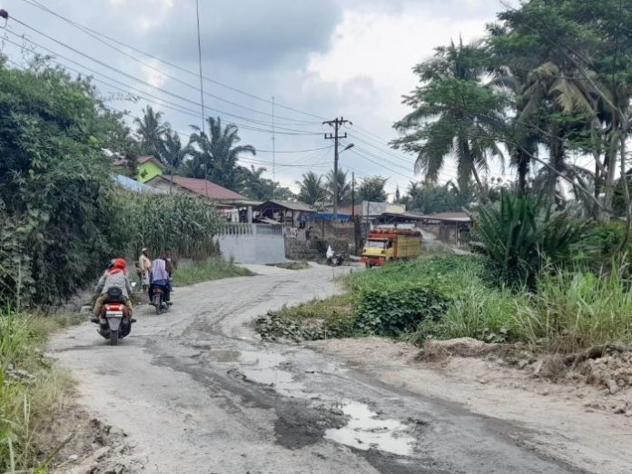 Kondisi jalan penghubung BP Mandoge - Kota Pematangsiantar rusak parah