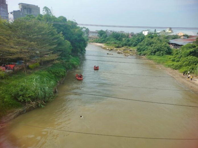 Tim BPBD Asahan melakukan pencarian korban di Sungai Silau (f:ist/mistar)