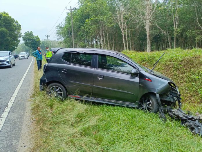 mobil toyota agya alami kecelakaan tunggal