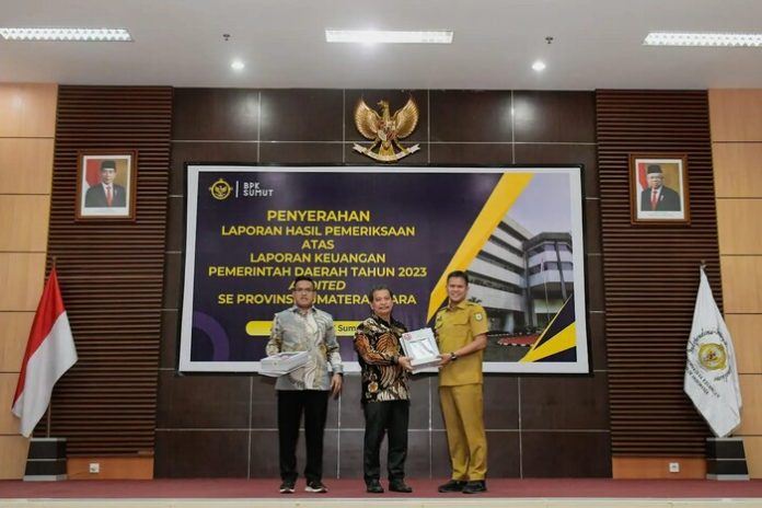 Wabup Sergai Adlin Tambunan saat menerima Laporan Hasil Pemeriksaan atas LKPD Tahun 2023 dari perwakilan BPK RI Sumut Eydu Oktain Panjaitan (f:ist/mistar)