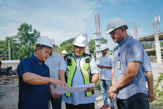 Pj Sekda Medan, Topan Ginting saat meninjau pengerjaan Gedung Kolaborasi UMKM (f:ist/mistar)