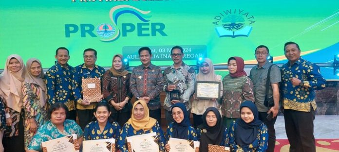 Pj.Gubsu Hassanudin foto bersama dengan Kadis Lingkungan Hidup Deli Serdang dan para kepala sekolah usai menerima penghargaan Adiwiyata di Kantor Gubernur Sumut (f;ist/mistar)