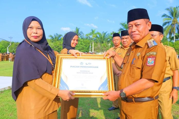 Wali Kota Tanjungbalai Waris Tholibmemberikan penghargaan kepada ASN (f:ist/mistar)