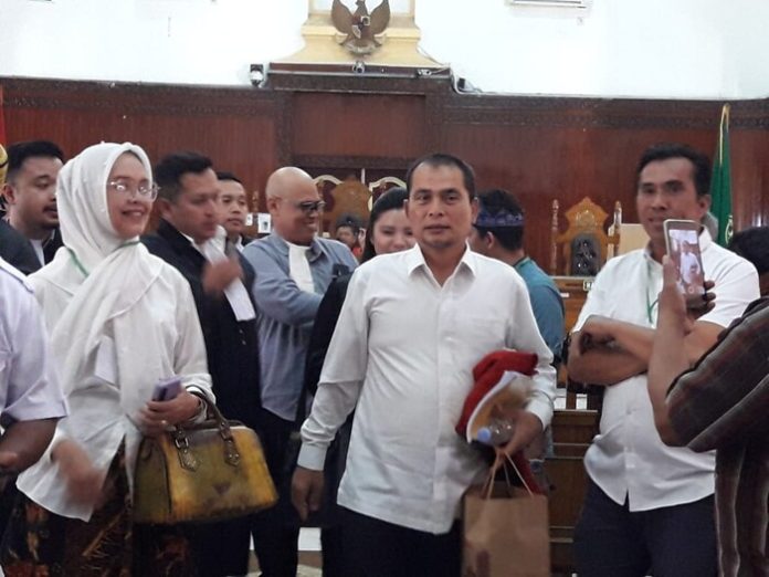 Kadinkes Sumut, Alwi Mujahit Hasibuan, saat menjalani sidang di Pengadilan Tipikor Medan. (f:deddy/mistar)