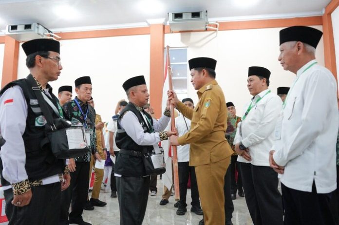 Pj Gubernur Sumatera Utara Hasanuddin melepas 360 jemaah Kelompok Terbang (Kloter) I menuju Bandara Udara Kualanamu Internasional untuk bertolak ke Tanah Suci (f:ist/mistar)