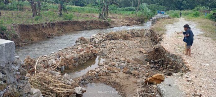 Proyek Sikolombun Desa Bongkaras, Kecamatan Silima Punggapungga(SPP)  Kabupaten Dairi, senilai Rp924 juta roboh (f:manru/mistar)