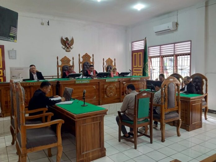 Terdakwa Azlansyah Hasibuan (kanan) dan terdakwa Fachmy Wahyudi Harahap (kiri) saat menjalani sidang di Pengadilan Tipikor Medan. (f:deddy/mistar)