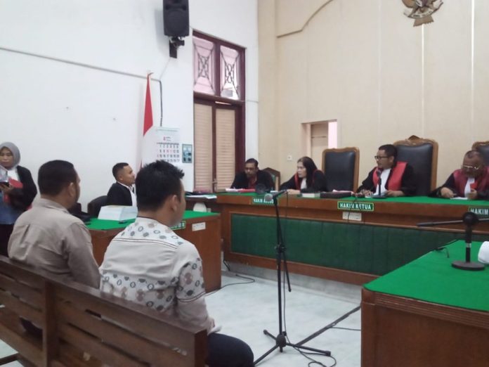 Terdakwa Azlansyah Hasibuan (kanan) dan terdakwa Fachmy Wahyudi Harahap (kiri) saat duduk di kursi persidangan. (f:deddy/mistar)