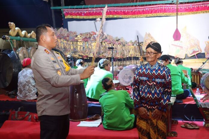 Kapolres Tanjung Balai AKBP Yon Edi Winara bersama K.I Dalang Suwandi Darma Carito saat mengisahkan pewayangan (f:saufi/mistar)