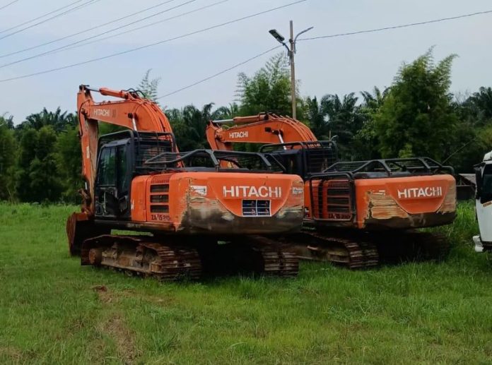 2 unit excavator dari tambang pasir kuarsa Kabupaten Batubara yang diamankan