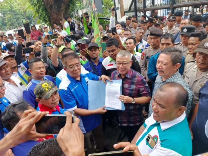 Anggota Komisi A DPRD Sumut, Rudi Alfahri Rangkuti (kanan) menerima petisi dari Serikat buruh