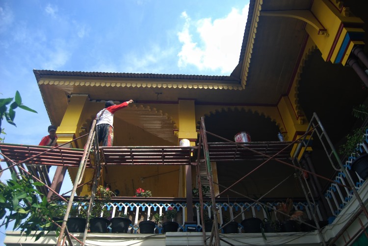 Bangunan Istana Maimun Medan di remajakan dengan melakukan pengecatan