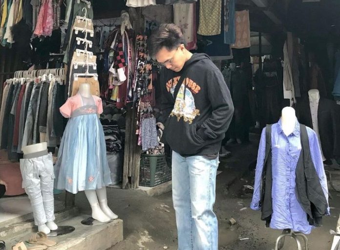 Diffa El Toruan sedang berburu pakaian bekas di Pajak Melati, Medan Selayang