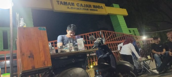 Duto, Pemilik Imagine Coffee yang berlokasi di Taman Gajah Mada, Jalan DI Panjaitan Medan.